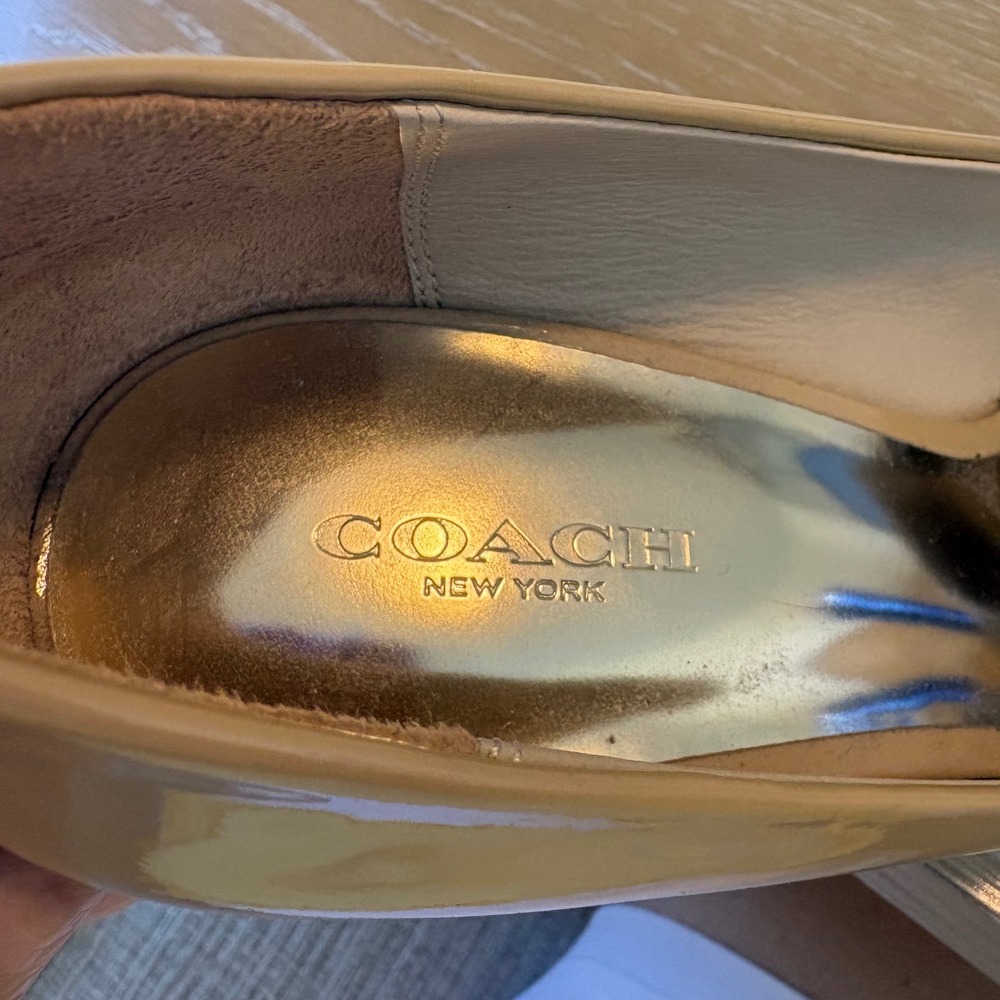Coach Beige Patent Leather Round Toe Pumps Heels Size 9B Signature Logo Accent - Picture 7 of 8